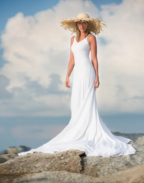 Mulher bonita e magro ficar em vestido longo branco — Fotografia de Stock