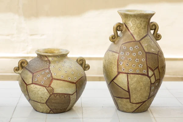 Two similar ornamented pots standing on the floor — Stock Photo, Image