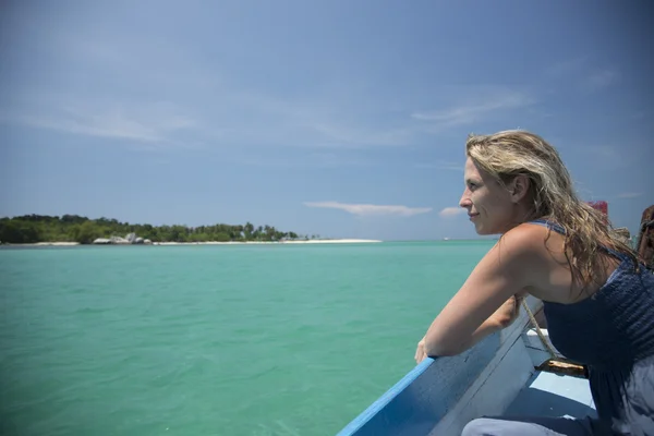 Beautiful green water, blue sky, ocean and island with blonde woman — Stock Photo, Image