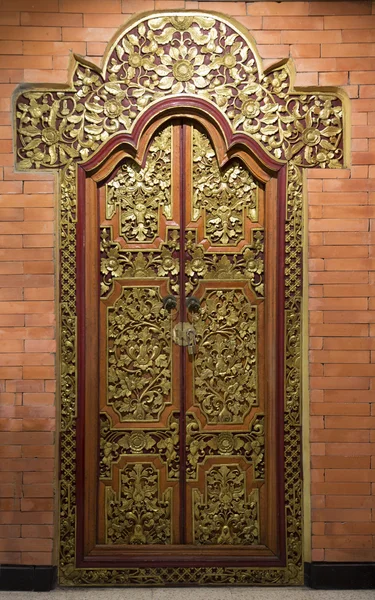 インドネシアの装飾豊かな豪邸、金色の木製のドア — ストック写真