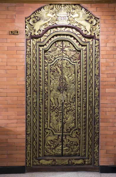 Richly ornamented, gilded wooden door in Indonesia — Stock Photo, Image
