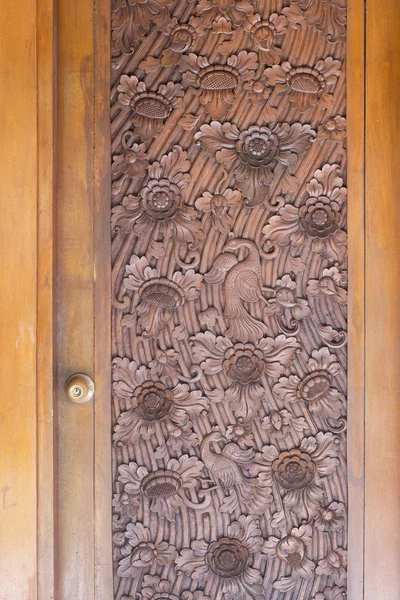 Bogato zdobione, drewniane drzwi w Indonezji — Zdjęcie stockowe