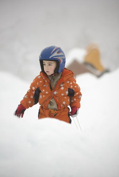 Giovane bambino e sua madre all'aperto, tempo invernale — Foto Stock