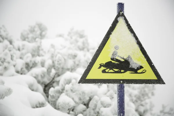 Panneau de motoneige congelé et brouillard, fond neigeux — Photo