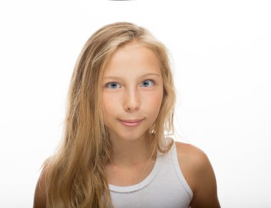 Güzel genç kız portre uzun sarı saçlı, beyaz arka plan ile