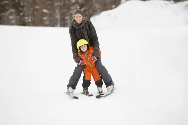 Mère et enfant apprennent à skier ensemble — Photo