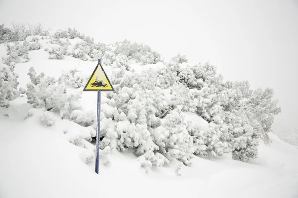 Señal de advertencia móvil de nieve en invierno —  Fotos de Stock