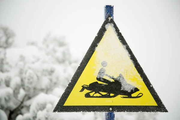 Señal de advertencia móvil de nieve en invierno —  Fotos de Stock