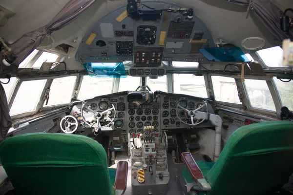 Внутренняя часть кабины самолета — стоковое фото