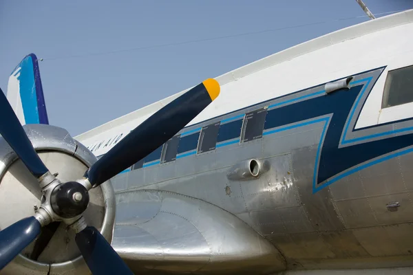 Velha peça de aeronave superanuada com motor e hélice — Fotografia de Stock