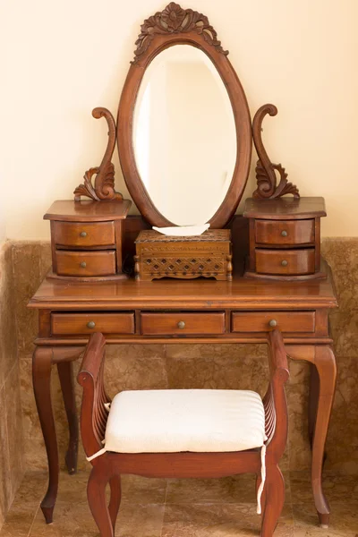 Belle table en bois sculpté de style ancien avec miroir et chaise — Photo