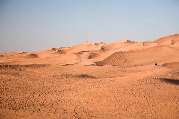 Çöl dunes, yalnız bir arazi aracı — Stok fotoğraf