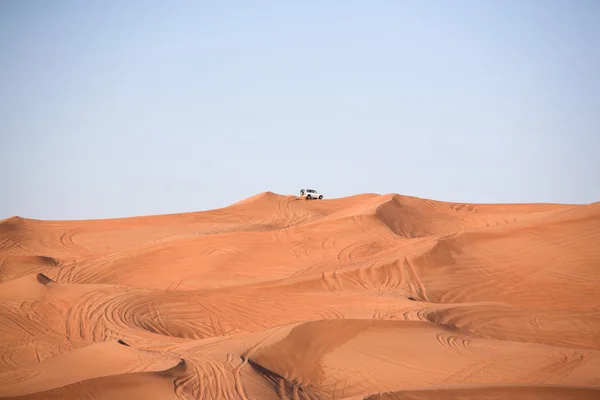 Desert dunes, an off-road vehicle alone — Stock Photo, Image