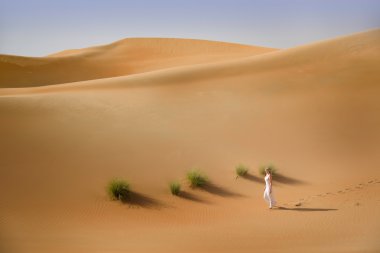 Çöl, kum tepeleri, kadın kesiminden beyazlar