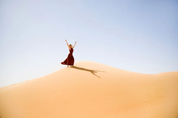 Femeia maro îmbrăcată se bucură de dunele deșertului — Fotografie, imagine de stoc