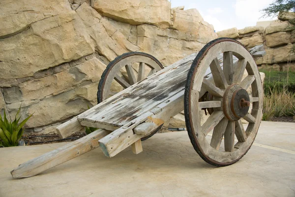 Alter, rostiger und veralteter Streitwagen — Stockfoto