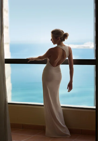Mujer rubia hermosa y sexy en vestido blanco en el balcón —  Fotos de Stock
