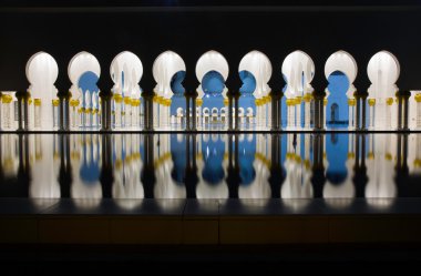 Abu-Dhabi, Grand Moss columns and pole reflection by night