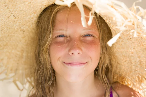 Belle jeune fille souriante avec chapeau de paille — Photo