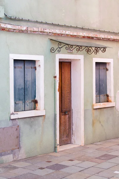 古い家の壁、青い窓のブラインド、ドアします。 — ストック写真