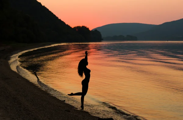 Mujer bella y sexy cabello largo en el atardecer de playa —  Fotos de Stock