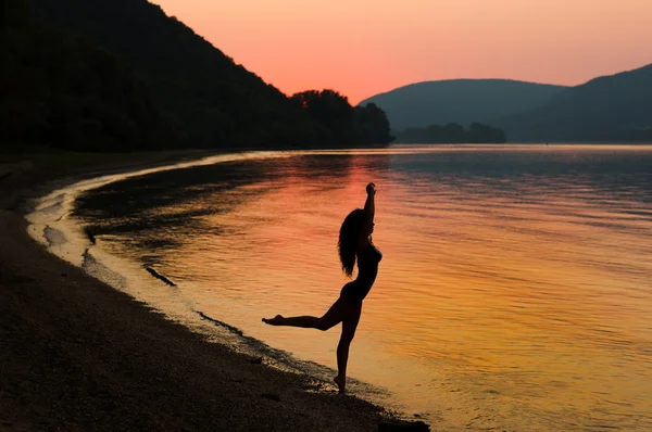 日没、湖の水の隣に美しく、セクシーな女性ポーズ — ストック写真