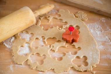 Gingerbread hazırlıklar mutfak, oklava ve şekil kesici