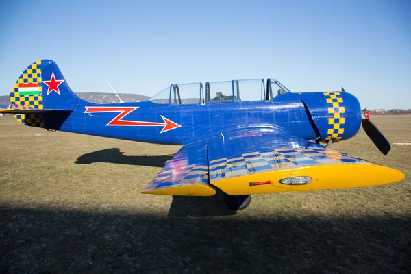 Małe sportowe samolot zbliżenie stojący na runaway — Zdjęcie stockowe