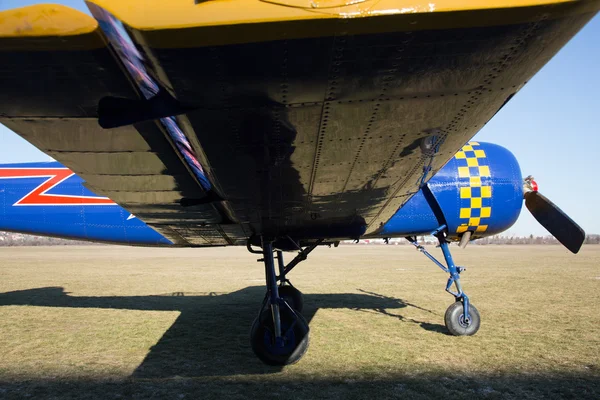 Nahaufnahme der Flügelreflexion eines Flugzeugs — Stockfoto