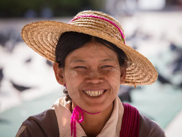 Retrato de chica birmana en el mercado local. Lago Inle, Myanmar, Birmania —  Fotos de Stock