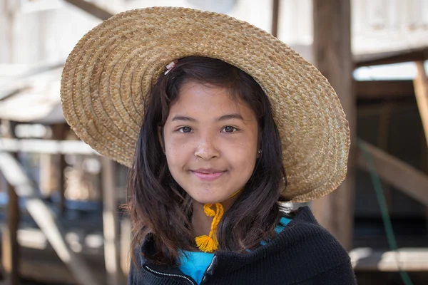 肖像画のローカル市場でビルマの女の子。インレー湖ミャンマー、ビルマ — ストック写真
