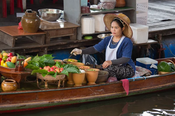 Thai woman in Taling Chan Floating Market. Bangkok, Thailand — Stock Photo, Image