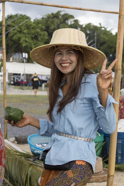 Retrato mujer tailandesa durante Phangan Color Moon Festival, Tailandia — Foto de Stock