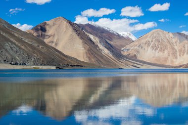 Himalaya dağ Pangong göl. Ladakh, Hindistan