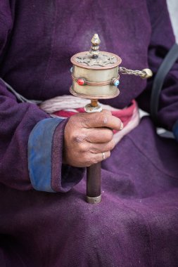 Budist dua tekerlekli Lamayuru Gompa, Ladakh, Hindistan elinde eski Tibet kadın.   