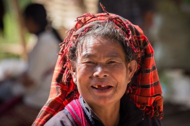 Gülümseme yüzünde yaşlı kadın portre. Inle Gölü, Myanmar