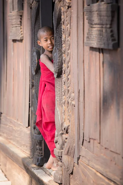 Portret młodego mnicha w klasztorze. Mandalaj, Myanmar — Zdjęcie stockowe