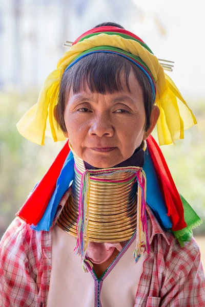 Portrét padaung kmen dlouhým hrdlem kmene žena. Inle lake, Myanmar, Barma — Stock fotografie