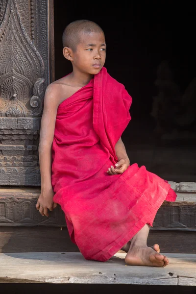 Retrato de un joven monje en un monasterio. Mandalay, Myanmar — Foto de Stock