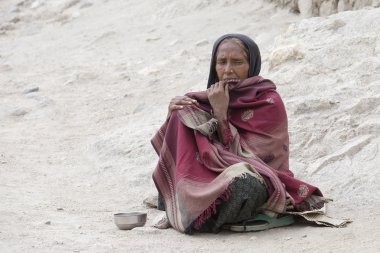 Zavallı kadın yoldan geçen Leh, Ladakh sokakta para için yalvarır. Hindistan