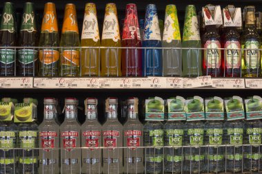 Smirnoff, Spy, Eva süpermarket Siam Paragon, Bangkok, Tayland satış şişedüşük alkollü içecekler ile Raflar