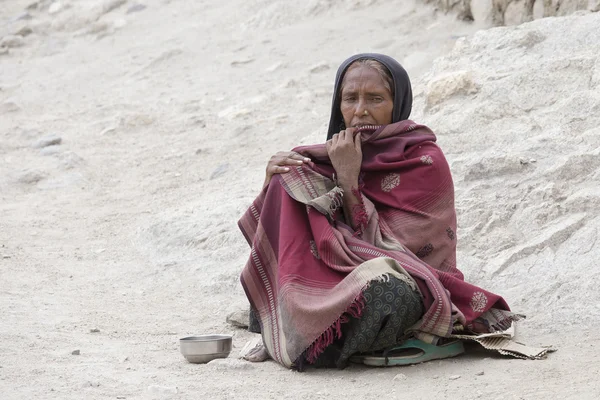 Szegény asszony a pénzt egy járókelő az utcán, a Leh, Ladakh könyörög. India — Stock Fotó
