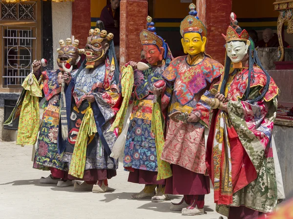 Θιβετιανού Λάμα ντυμένος με μάσκα χορεύουν Tsam μυστήριο χορού στην βουδιστική Φεστιβάλ στο δημόσιο κτίριο Hemis. Ladakh, Βόρεια Ινδία — Φωτογραφία Αρχείου