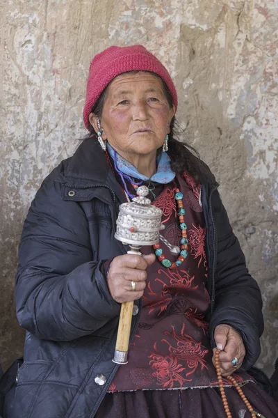 Tibetan old women during mystical mask dancing Tsam mystery dance in time of Yuru Kabgyat Buddhist festival at Lamayuru Gompa, Ladakh, North India — Stock Photo, Image