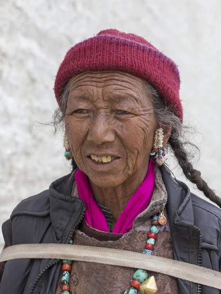 Tibetische alte Frauen während des mystischen Maskentanzes Tsam Mystery Dance zur Zeit des buddhistischen Yuru kabgyat Festivals in Lamayuru Gompa, ladakh, Nordindien — Stockfoto