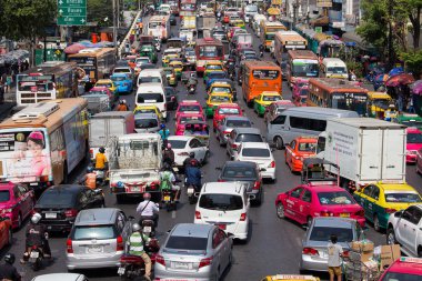 Trafik yavaş yavaş Bangkok, Tayland işlek bir yol boyunca taşır..