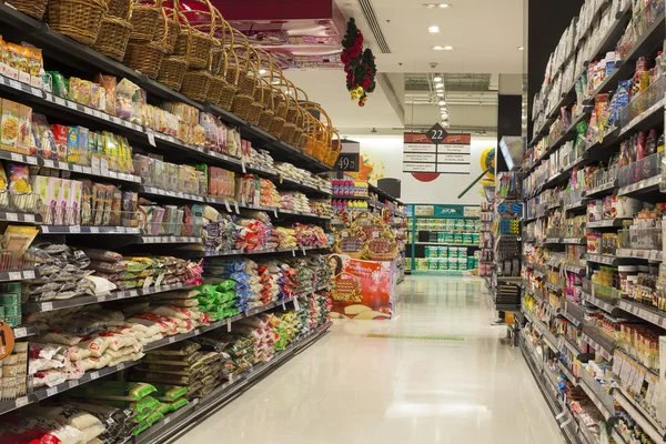 Uitzicht op het gangpad van een supermarkt Siam Paragon in Bangkok, Thailand. — Stockfoto