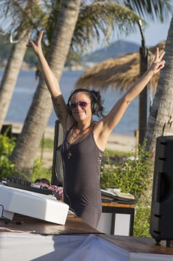 Kız Dj plaj kulübünde ada Koh Phangan, Tayland üzerinde karıştırma müzik oynuyor