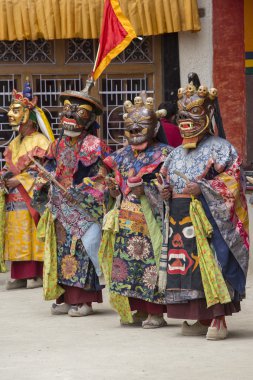Tibet lama Hemis Gompa Budist festival Tsam gizem dans dans maske giymiş. Ladakh, Kuzey Hindistan