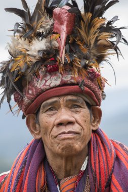 Eski Ifugao pirinç terasları yanındaki ulusal elbise bir adam. Banaue, Filipinler.